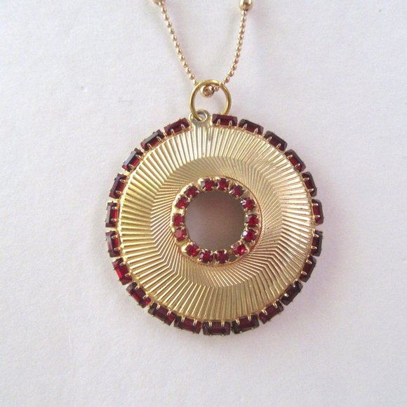 Vintage red rhinestone circle wreath pendant & clip on earring set - Picture 7 of 9